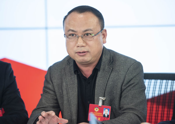 郑仁华:人大代表,新河镇郑洋新村党支部书记