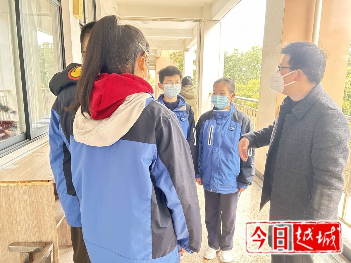 唐先锋书记与学生交谈.JPG
