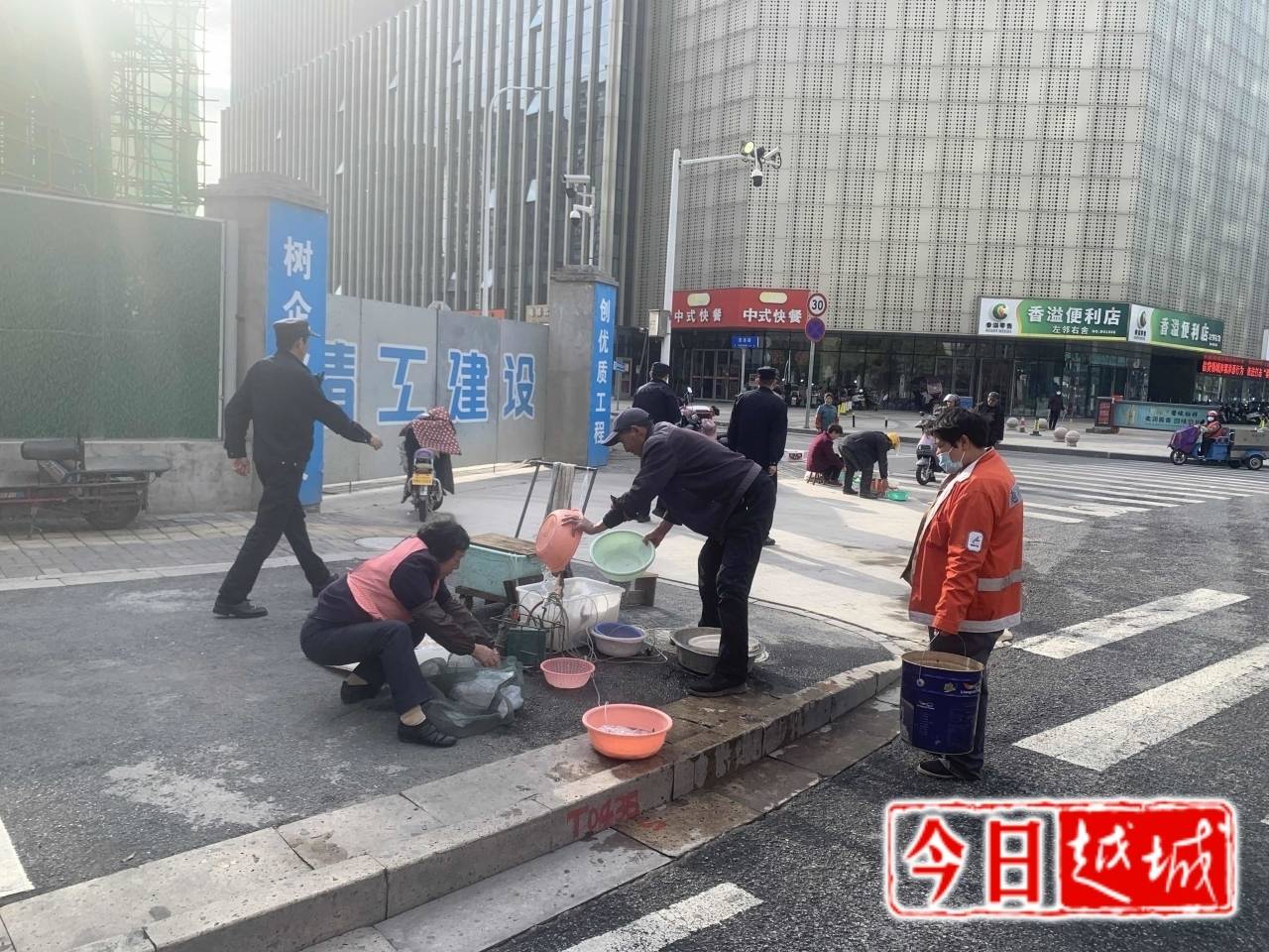 农贸市场周边无照经营整治.JPG