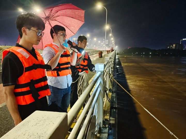 2022年梅汛期，为防御流域性洪水，衢州水文人连夜开展水文监测（资料照片）.jpg
