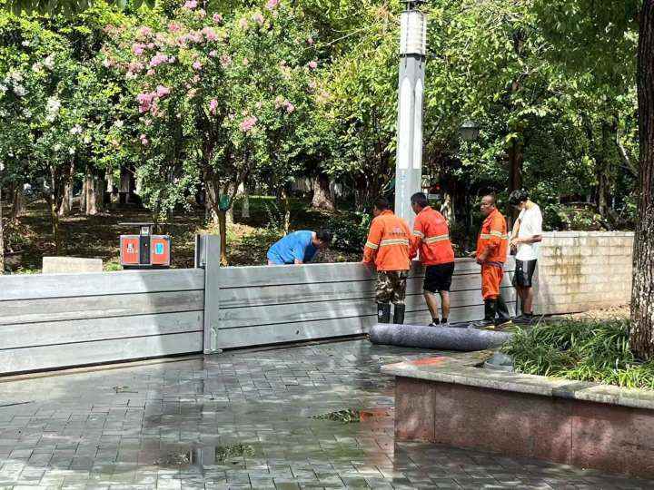 2022年“轩岚诺”台风防御期间，工人们在余姚姚江边、最良江边加紧拼装组合式防汛挡板（资料照片）.jpg