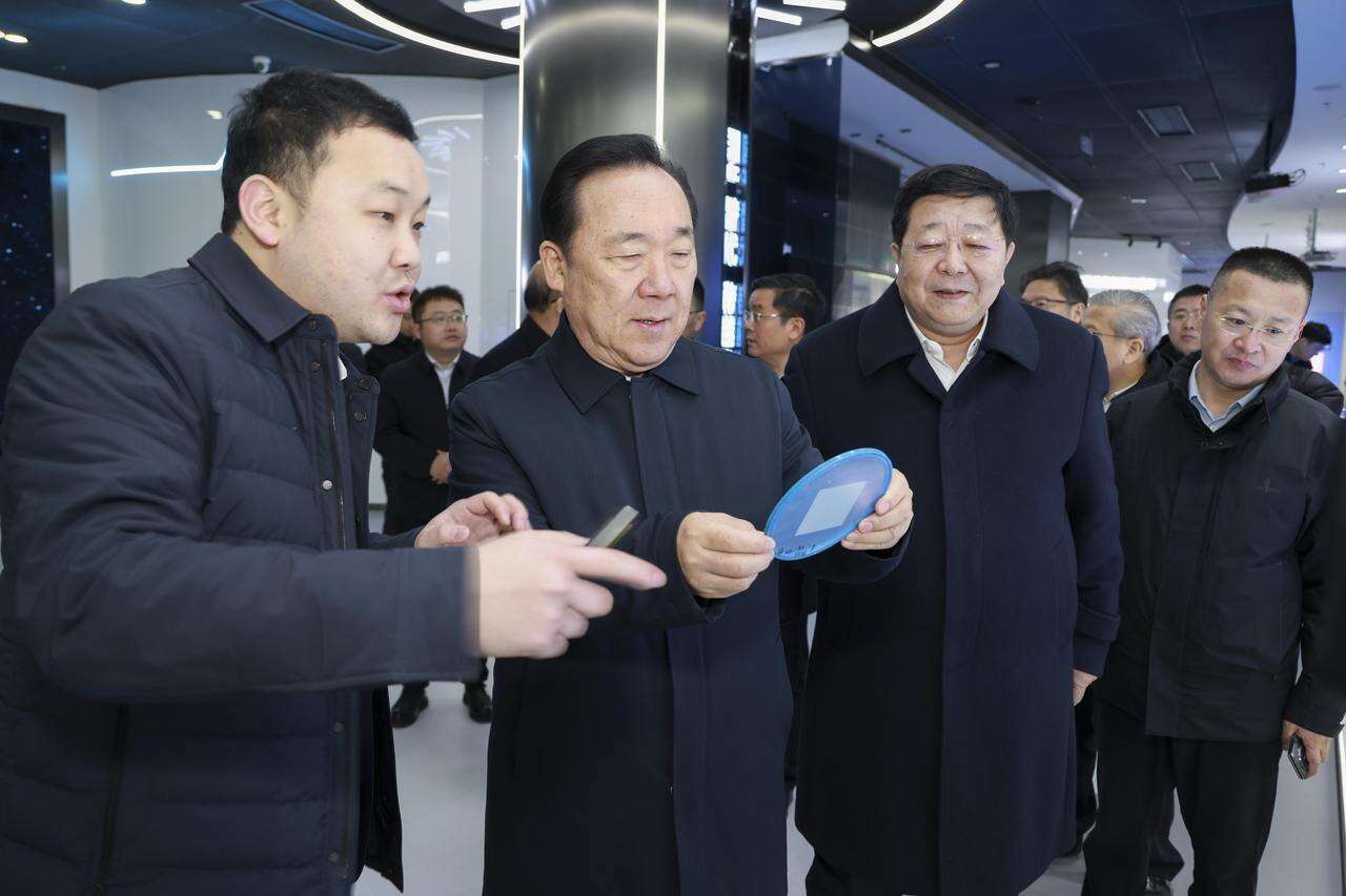 图一：王浩来到星柯光电有限公司，考察先进光电显示产业项目建设投产情况，与企业负责人深入交流。.jpg