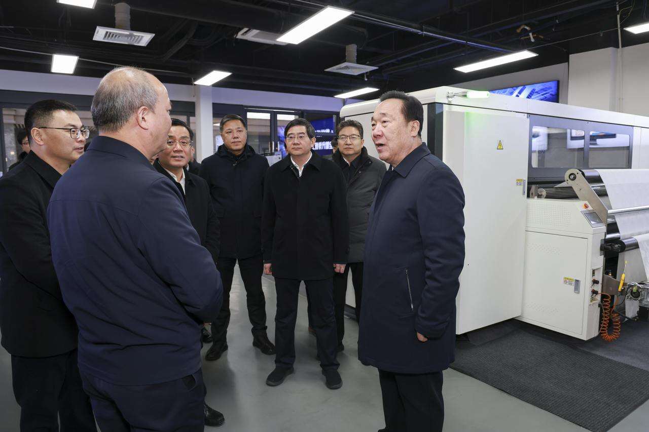 图二：在浙江省现代纺织技术创新中心，王浩考察技术验证中心、时尚创意工坊，详细了解中心建设运行和服务纺织产业转型升级等情况。.jpg