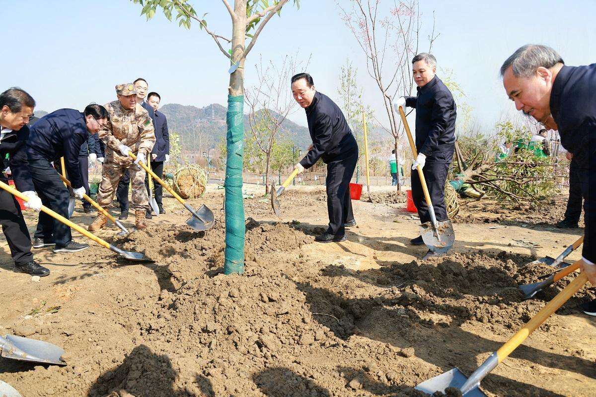 3月18日上午，省委书记、省人大常委会主任王浩，省委副书记、省长刘捷，省政协主席廉毅敏和省委副书记王成等省领导来到杭州市萧山区湘湖院士岛，带头参加义务植树活动。.jpg