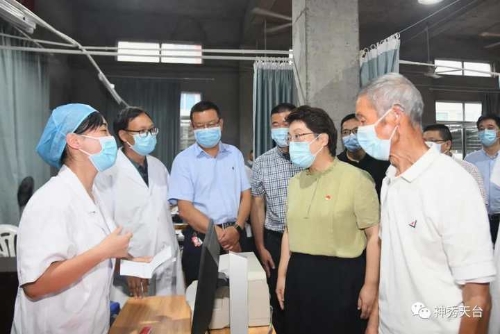 "每到一处,杨玲玲都向医务工作者送上亲切关怀,对他们不辞辛劳的敬业