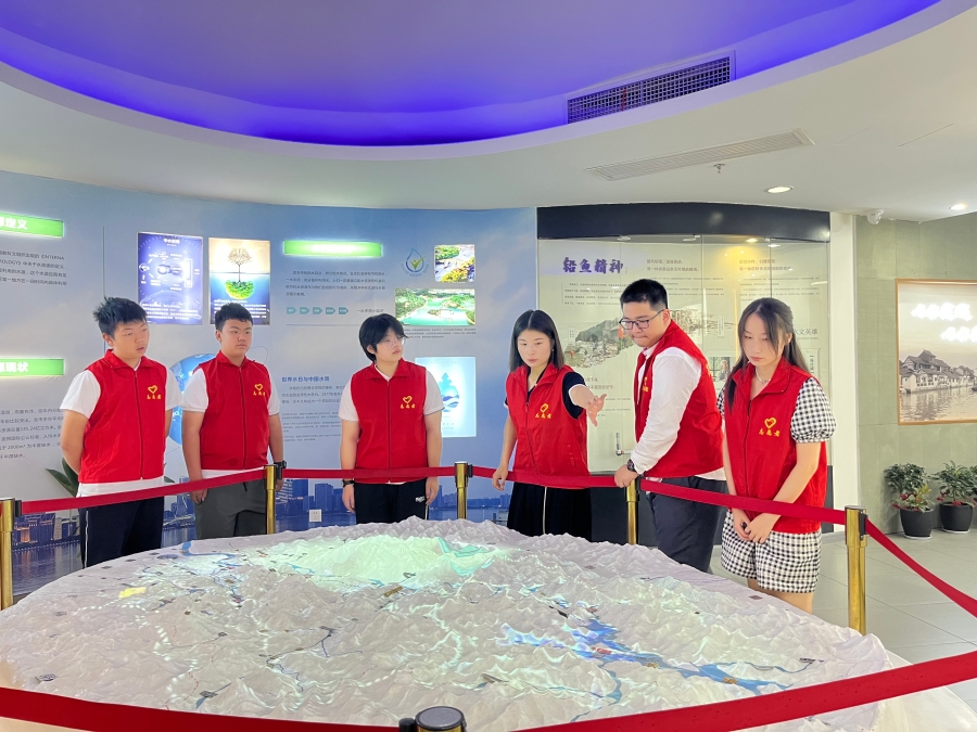 工作人员为小小志愿者开展讲解培训.jpg