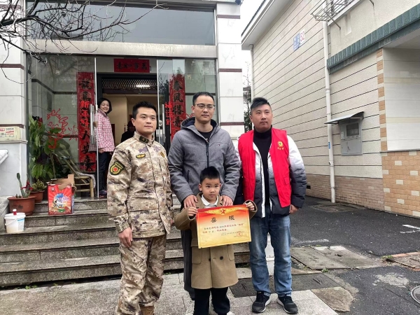 德清县武康街道退役军人服务站工作人员组成送喜报"小分队",为辖区内