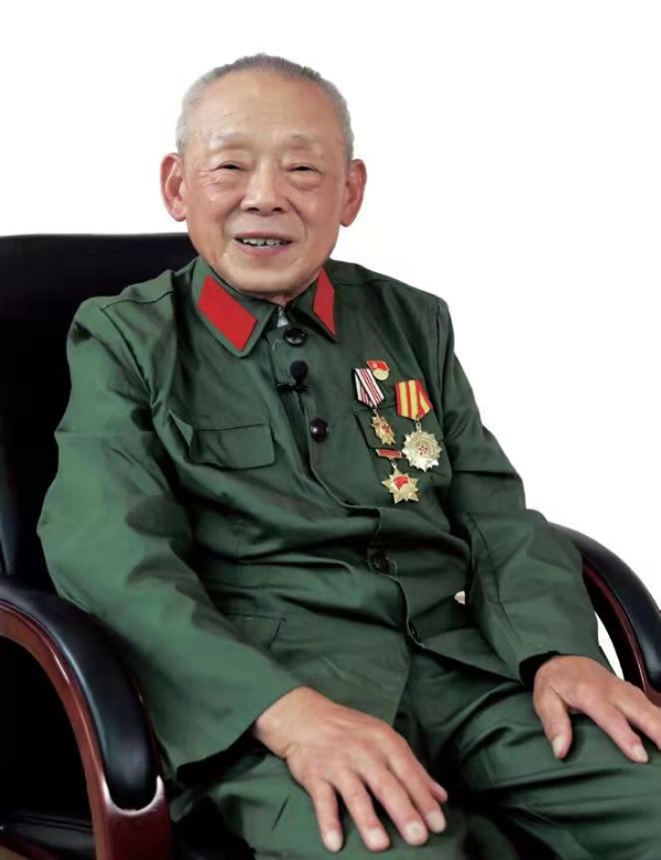 于清泉,正营职,中共党员,四川省宜宾市南溪县人,1946年7月出生,1968年