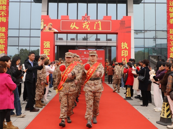 从戎报国不负韶华