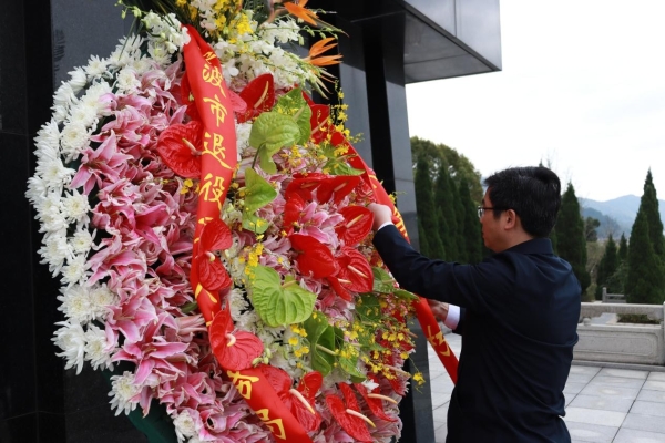 清明祭英烈鲜花慰忠魂