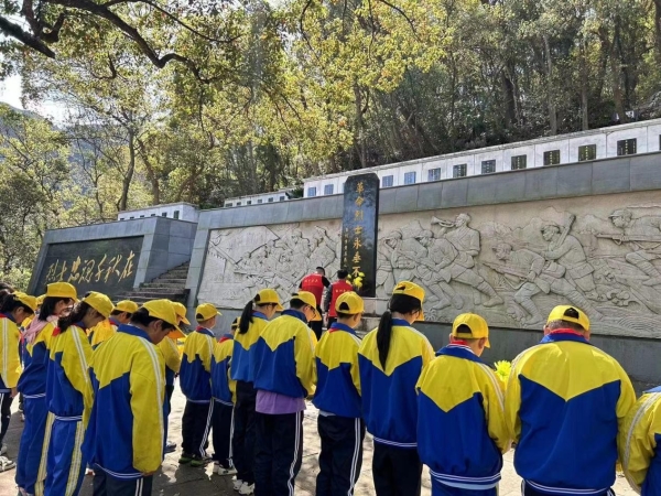 退役军人服务站组织光明小学师生到九峰烈士陵园开展"缅怀英烈爱国魂