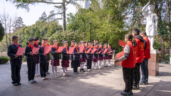 清明祭英烈鲜花慰忠魂