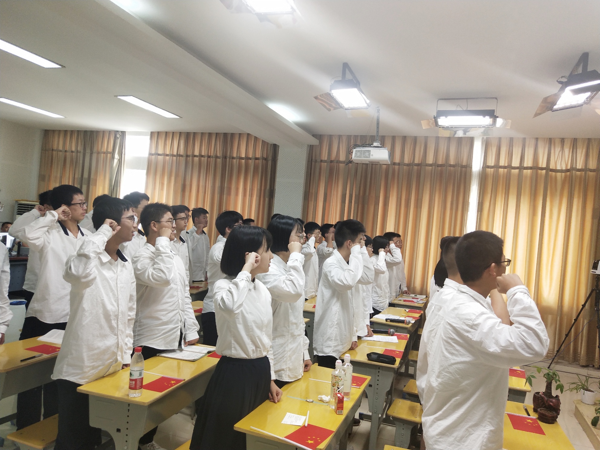 共筑航天梦齐抒爱国情天台中学钱学森班在线参加航天智慧教育大讲堂暨