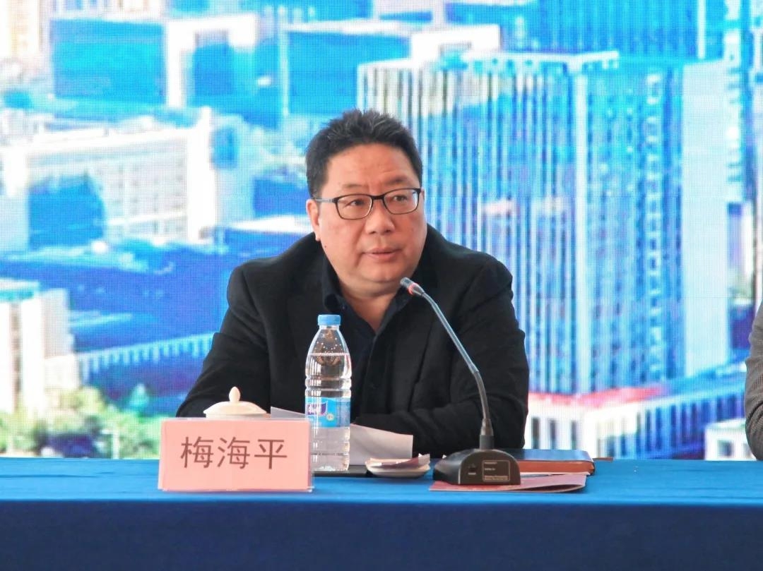 来自上海对外经贸大学的张鸿教授作了题为《2021年宏观经济形势分析