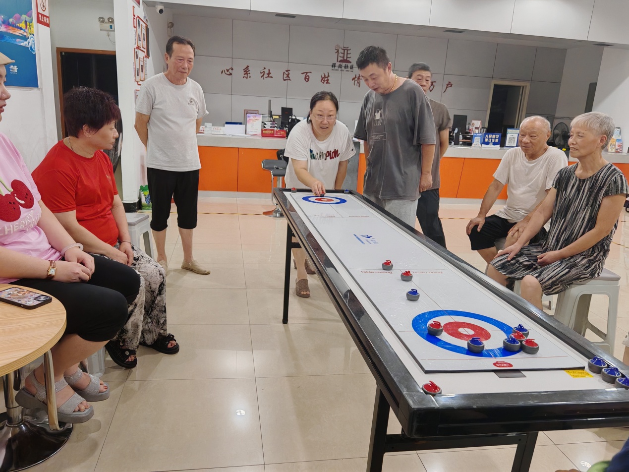 江北祥北社区开启桌上冰壶球教学,助力全民健身