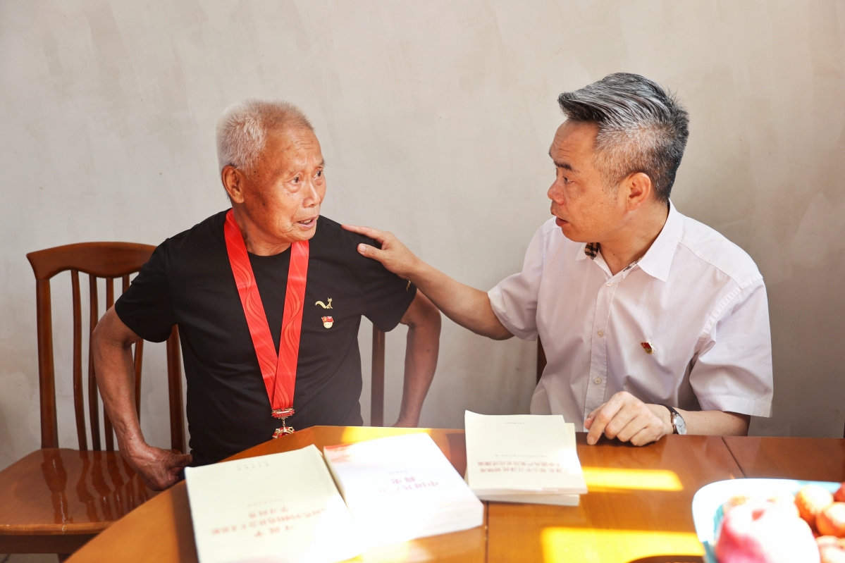 副市长公安局长江栋开展七一前夕走访慰问活动