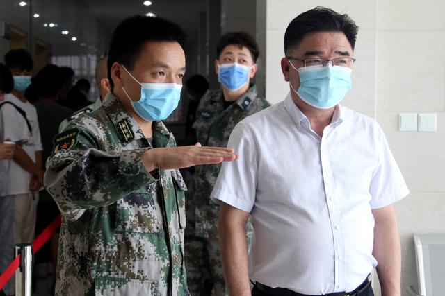 义乌市委常委常务副市长喻新贵检查指导征兵体检工作