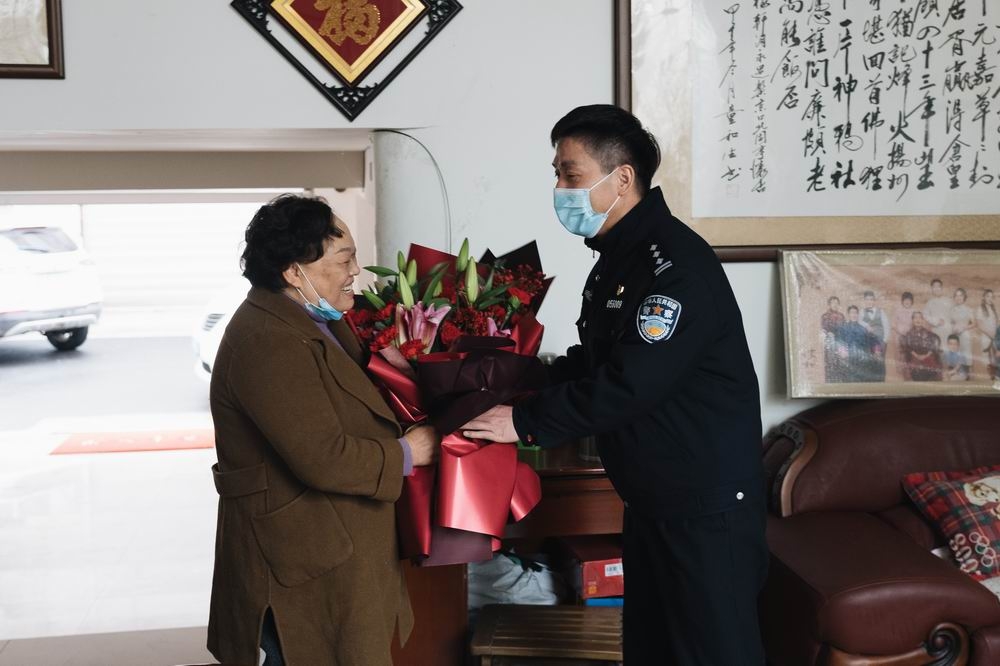 副市长公安局长宋寅寨走访慰问转运隔离酒店值守老民警家属