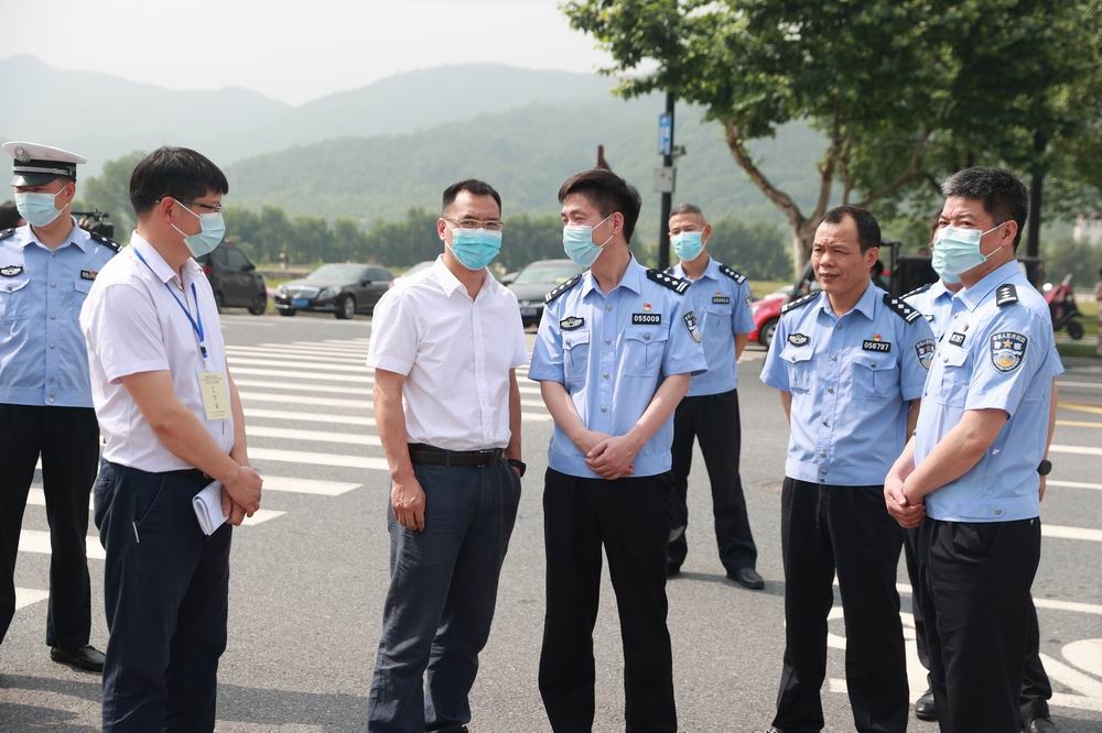 宋寅寨实地检查高考考点安保工作