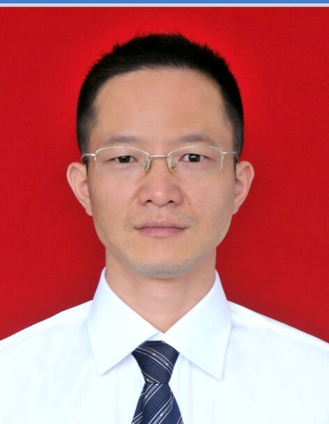 08入党,2001.09参与工作,研究生学历,现任义乌市义亭镇党委副书记.