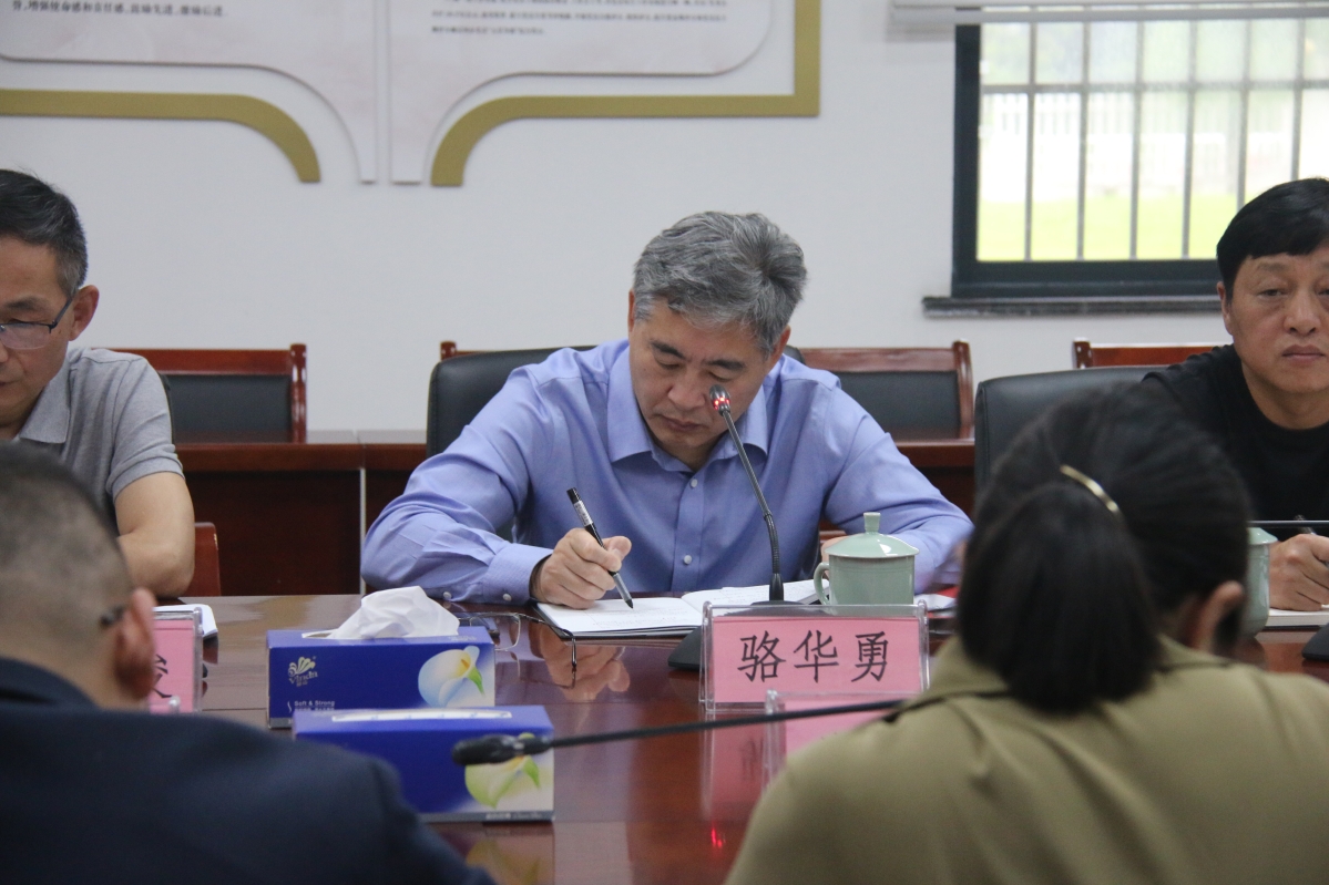 骆华勇主任在听取了各办局的情况汇报后,首先肯定了各办局的工作,特别