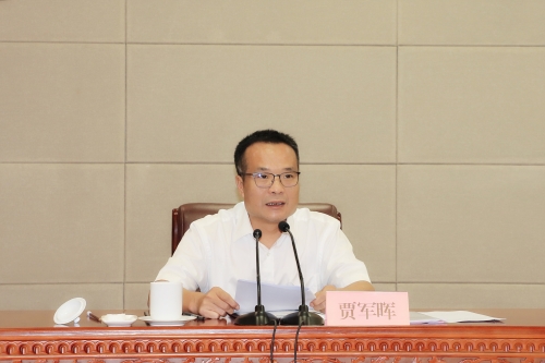 贾军晖在表态中说,市经信局党委和全体党员干部要贯彻落实好市委对