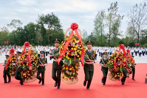 市黨政軍領導向人民英雄敬獻花籃