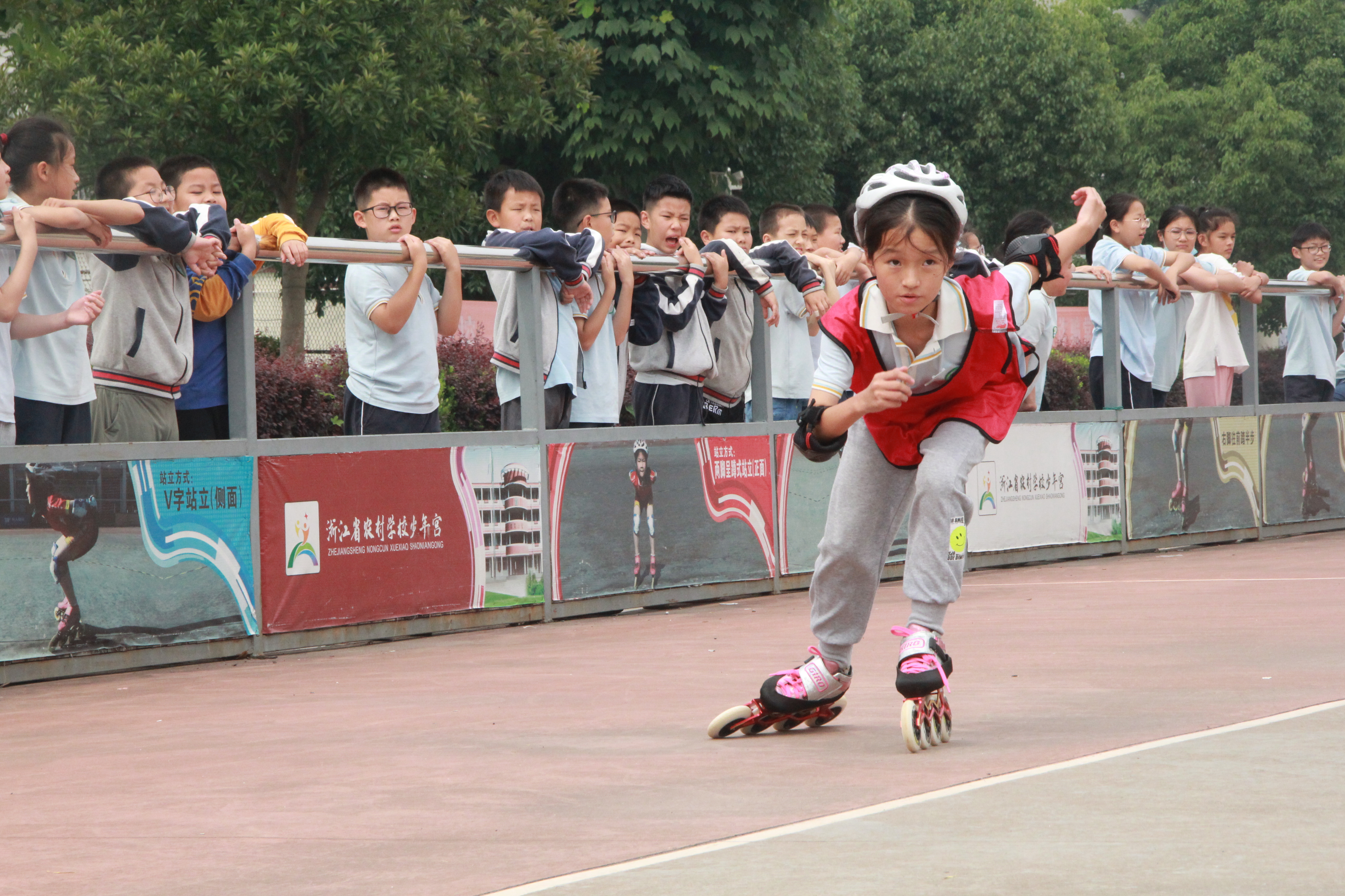 学生身体素质,促进校园一人一技,打造的校园传统运动轮滑(冰雪)特色