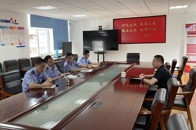 计锋到月湖派出所调研指导工作