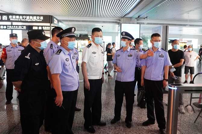 宣业靖赴铁路宁波站区域检查指导疫情防控工作