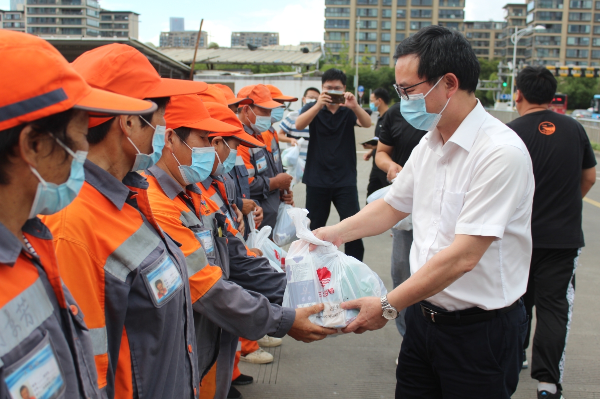 东部新城开发建设指挥部副总指挥钱春芳一行慰问东部一线工人