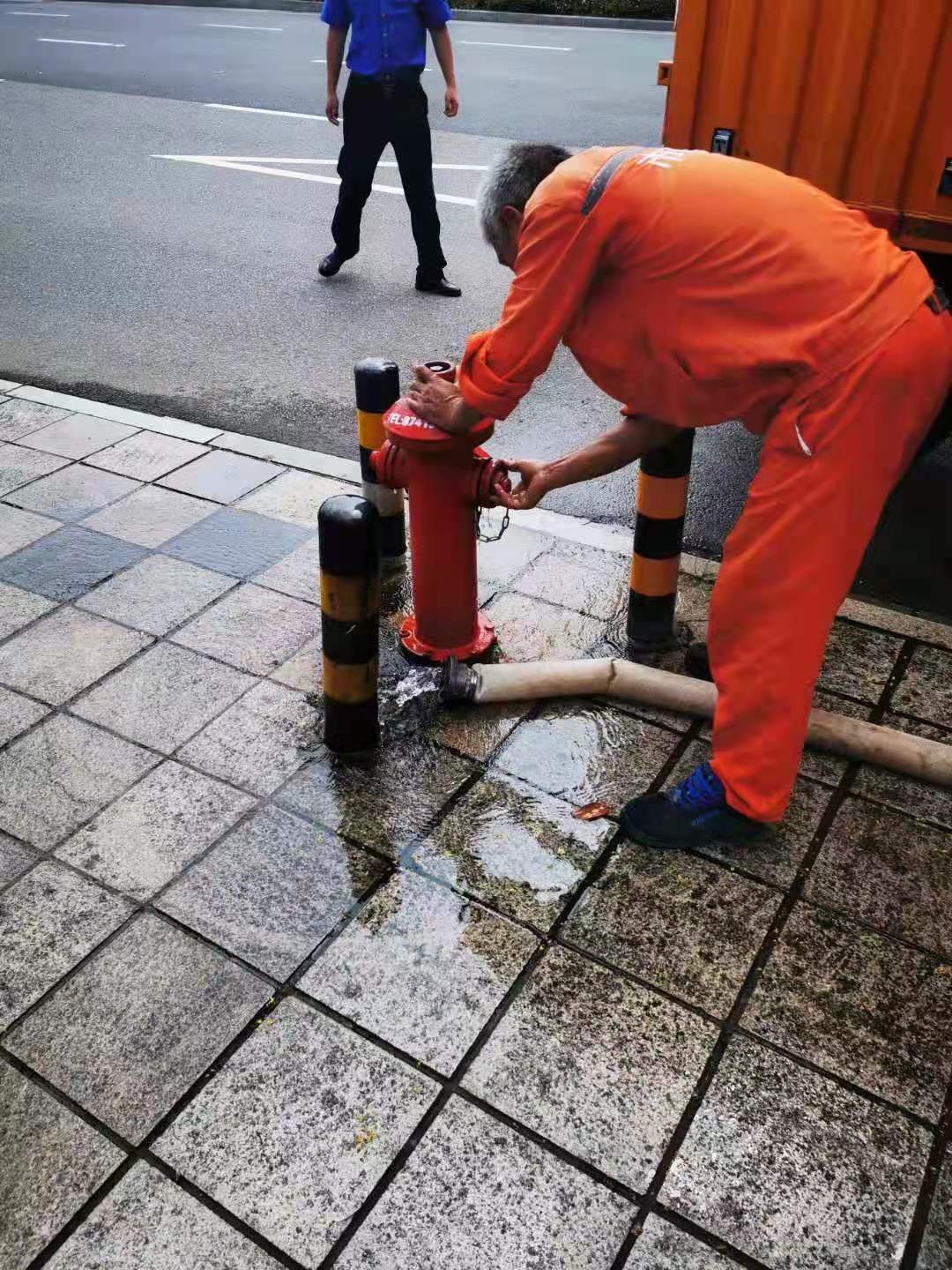 擅自开启消火栓取水的行为,不仅给消防安全带来极大隐患,同时也会影响