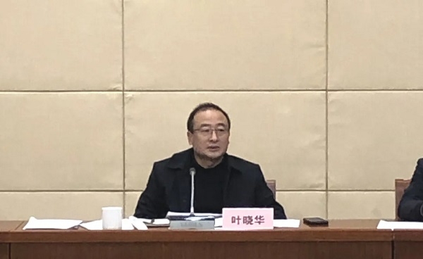 会上,叶晓华听取各县(市,区)发改局对能源保供,能耗双控,光伏发展等