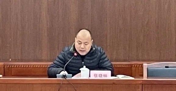 会上,市发改委党组成员张晓林传达省委省政府关于开展建设高标准市场