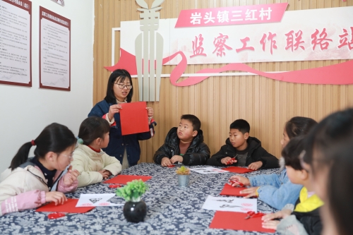 齐搓汤圆,喜迎元宵为了让未成年人感受到元宵节的氛围,村巾帼志愿者