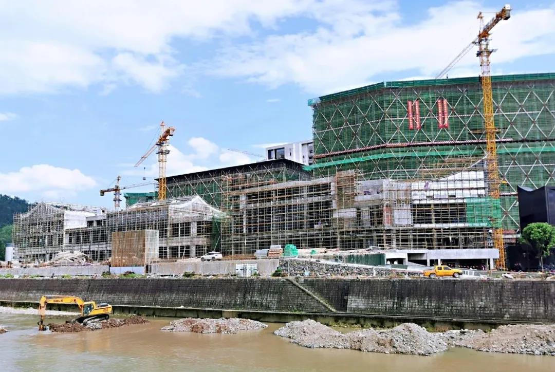 磐安宝龙广场规划建筑面积约30万平方米,总投资近20亿元,是集大型购物