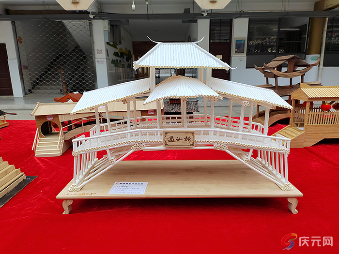 了解廊桥的结构和独特的造桥工艺,还体验用小木棒搭建简易廊桥模型