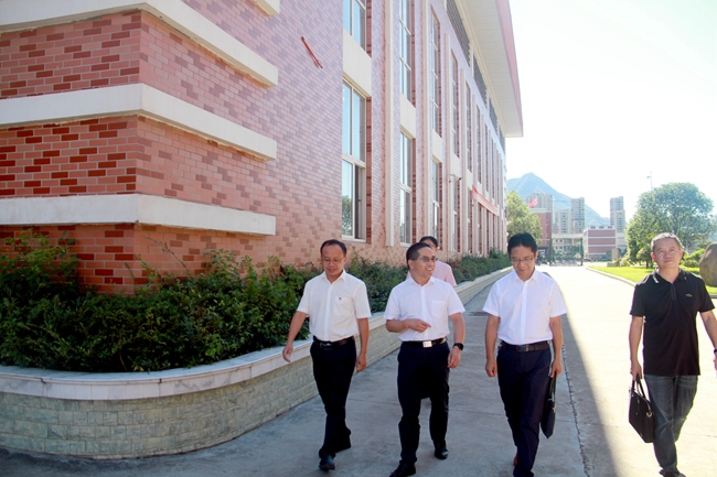 庆元三中王伟松一行到校教师节慰问