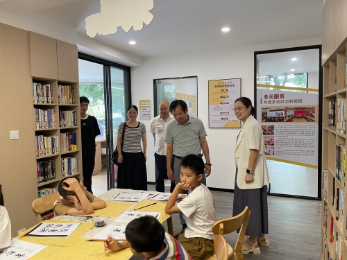 2025。7。23鄞州区关工委副主任周义定一行赴东柳街道华光城社区假日学校开展慰问活动2.JPG
